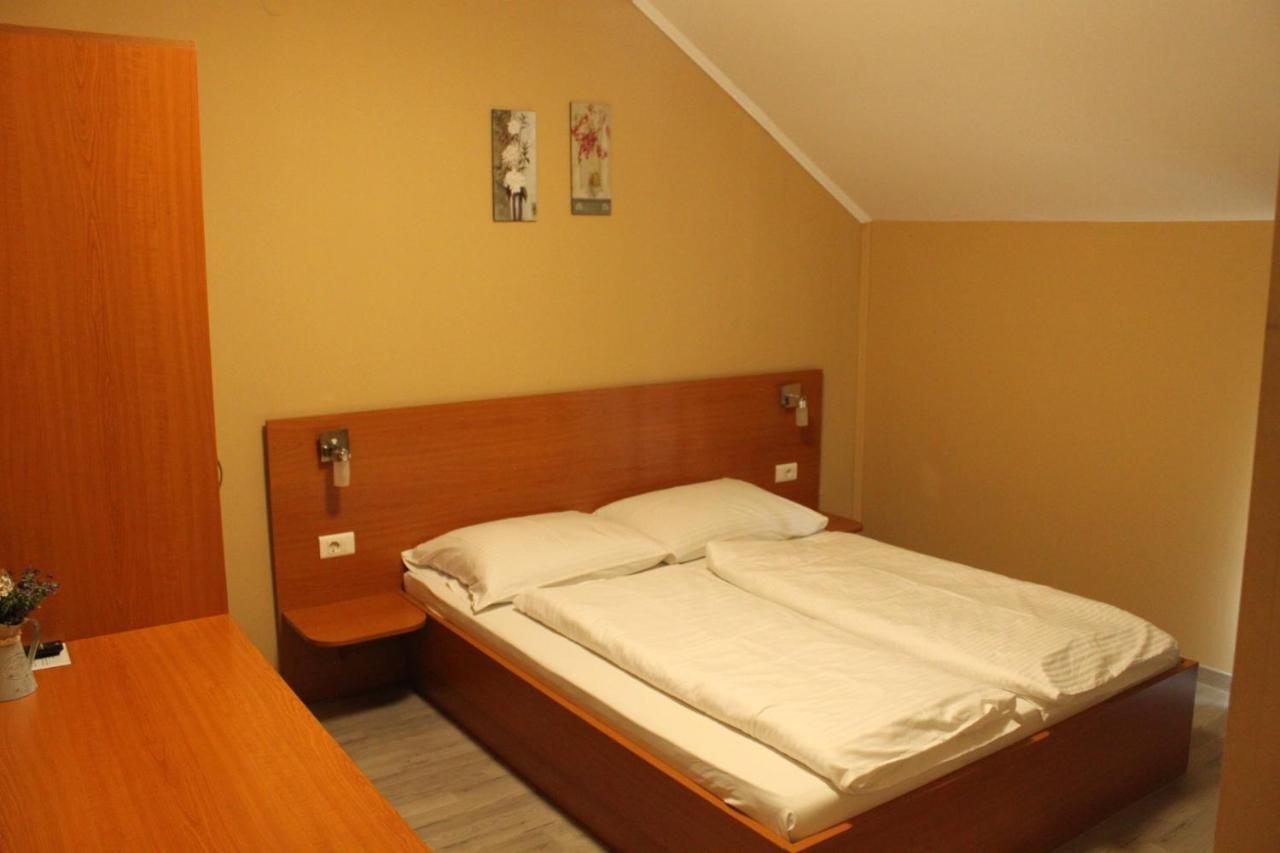 Guesthouse Rezekov Podrum ยาสเตรบาร์สโก ภายนอก รูปภาพ
