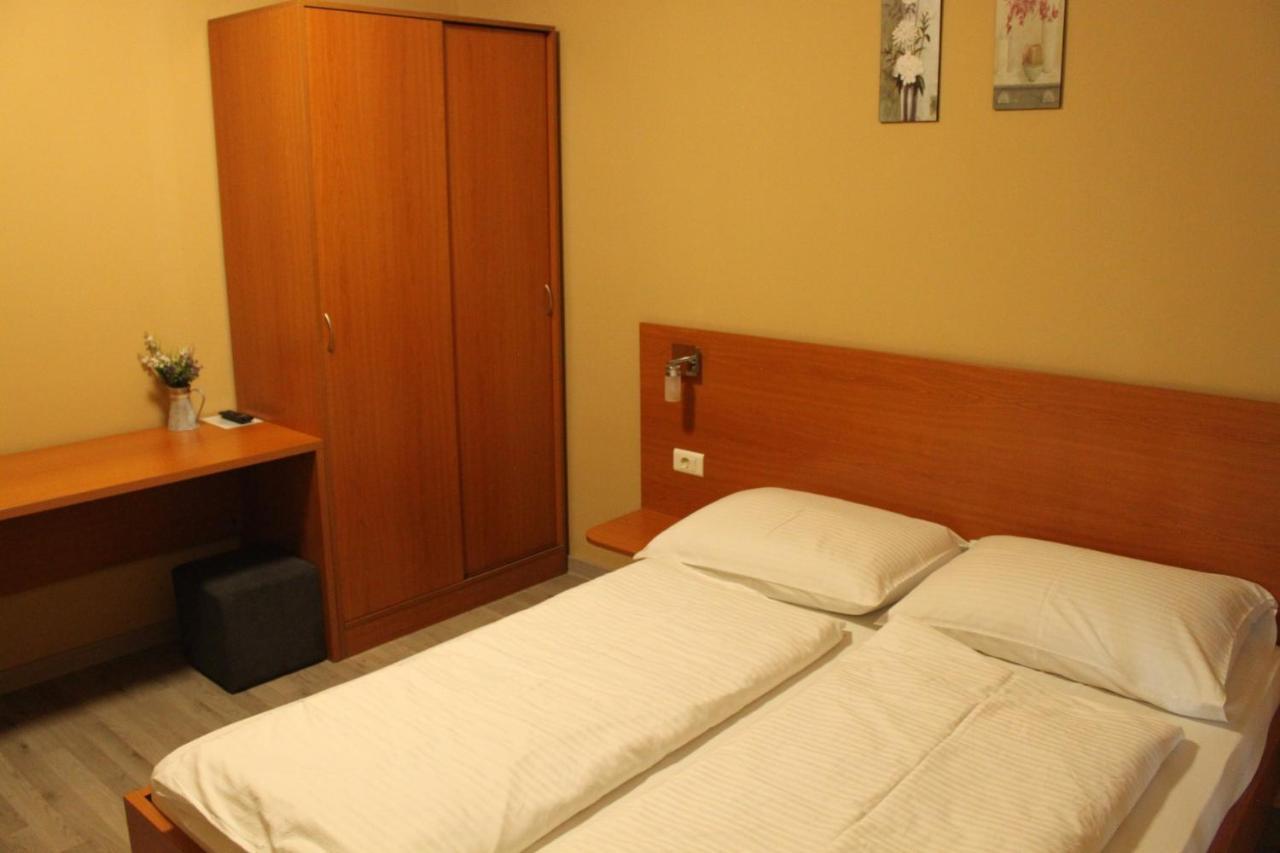 Guesthouse Rezekov Podrum ยาสเตรบาร์สโก ภายนอก รูปภาพ