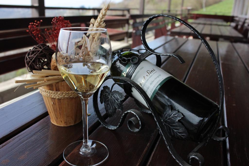 Guesthouse Rezekov Podrum ยาสเตรบาร์สโก ภายนอก รูปภาพ
